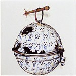 Ryan's witjes, Emailgoed, rijstkookbol 13x13cm.  109,- (Handbeschilderd)  
