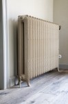 Rococo 2-koloms Oude antieke rustieke radiatoren. Gietijzeren verwarming klassiek, charmant, oude, retro, radiatoren, gietijzeren, reproductie