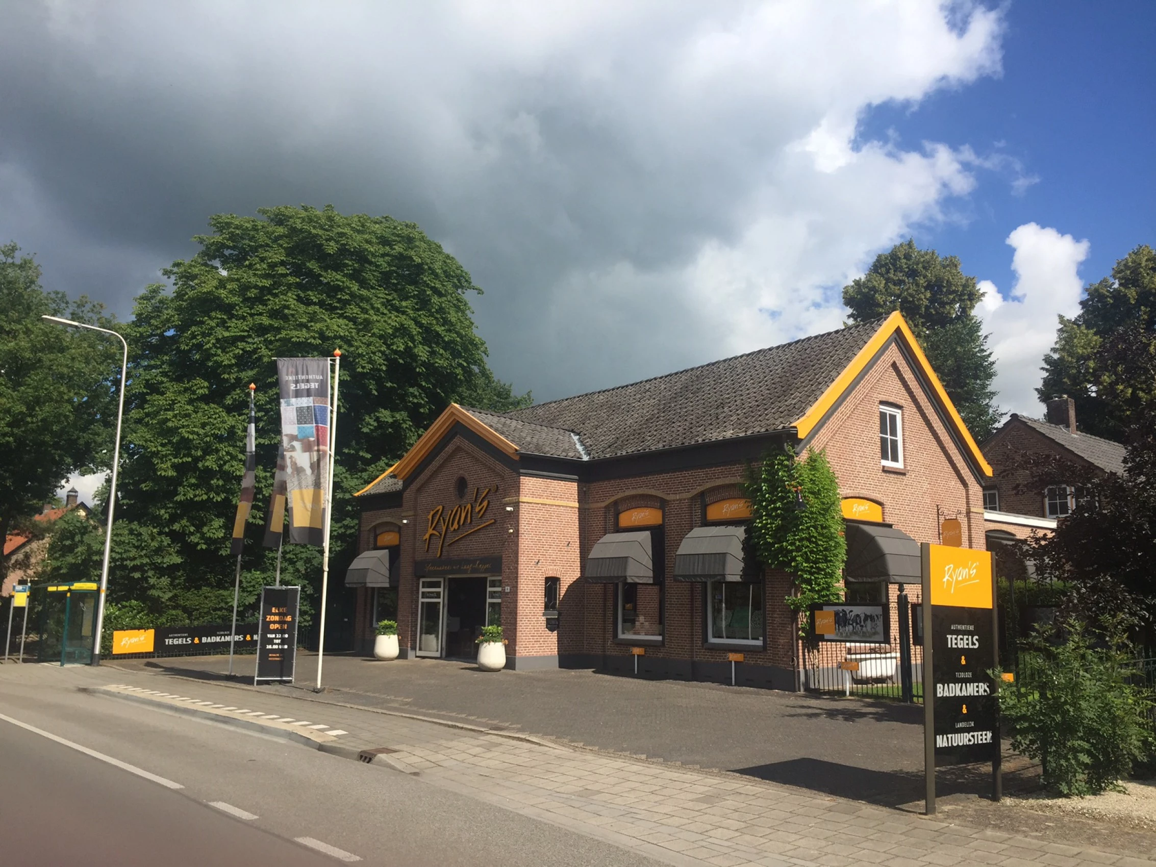 Ryan's showroom buiten 2016